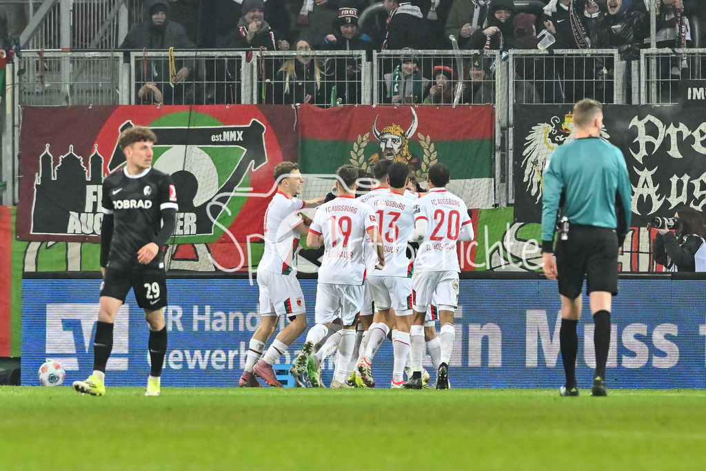 FC Augsburg - SC Freiburg | AUGSBURG, GERMANY - 18. JANUARY: Jubel der Hausherren nach dem Treffer zum 2-0 durch Elvis REXHBECAJ (FC Augsburg 8) / Tor / Torschuetze / Freude / Happy / während dem Bundesligamatch zwischen dem FC Augsburg und dem SC Freiburg am 18. Spieltag in der WWK-Arena  / DFL REGULATIONS PROHIBIT ANY USE OF PHOTOGRAPHS AS IMAGE SEQUENCES AND/OR QUASI-VIDEO