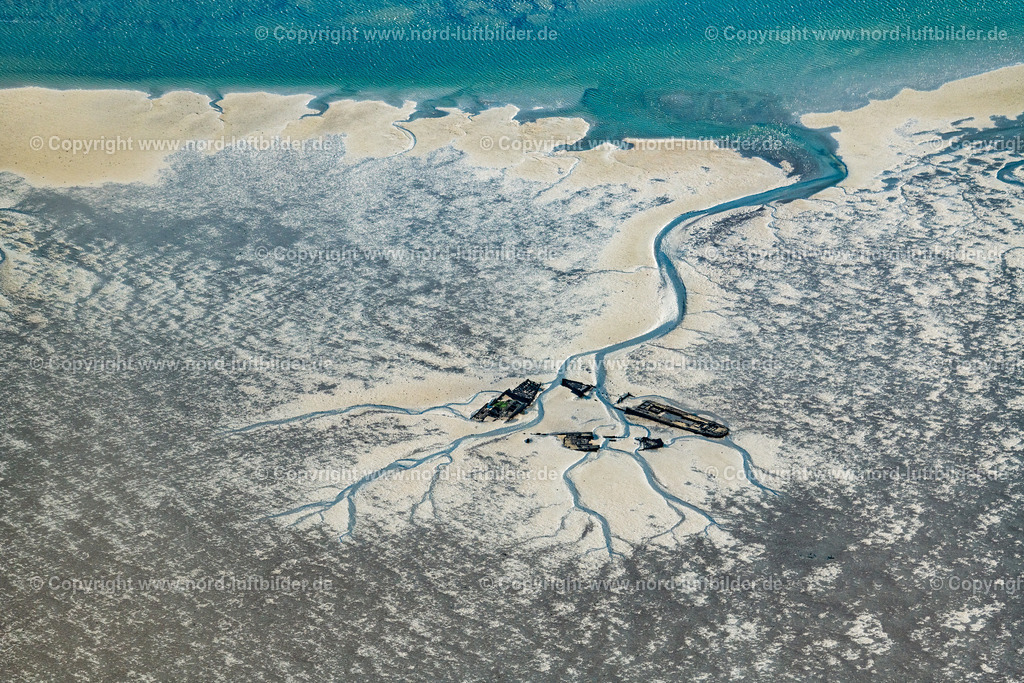 Wracks_Aussenweser_ELS_1842140918 | WURSTER NORDSEEKüSTE 14.09.2018 Wattenmeer der Wurster Nordseeküste mit eingeschlossenen Schiffswrack im Bundesland Niedersachsen, Deutschland. // Wadden sea of the Wurster North Sea coast with enclosed shipwreck in the state of Lower Saxony, Germany. Foto: Martin Elsen