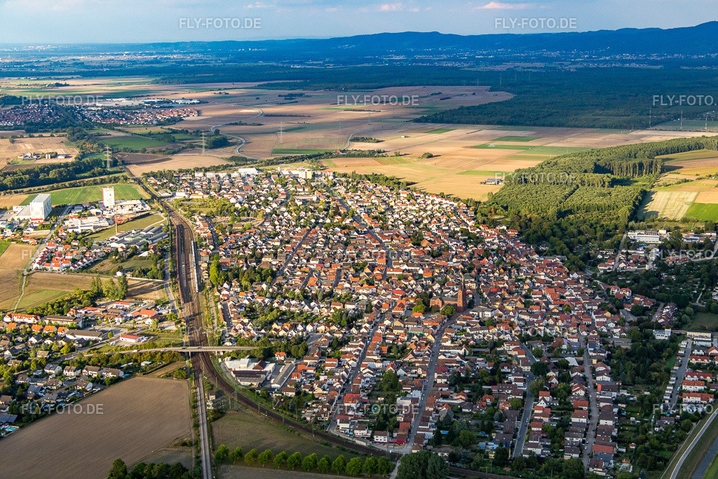 Ortsansicht der Straßen und Häuser der Wohngebiete | Luftbild: Ortsansicht der Straßen und Häuser der Wohngebiete in Biblis im Bundesland Hessen in Deutschland. Foto: IMG_084445.jpg vom 02.09.2015 durch Werner Riehm/FLY-FOTO.de - Realisiert mit Pictrs.com