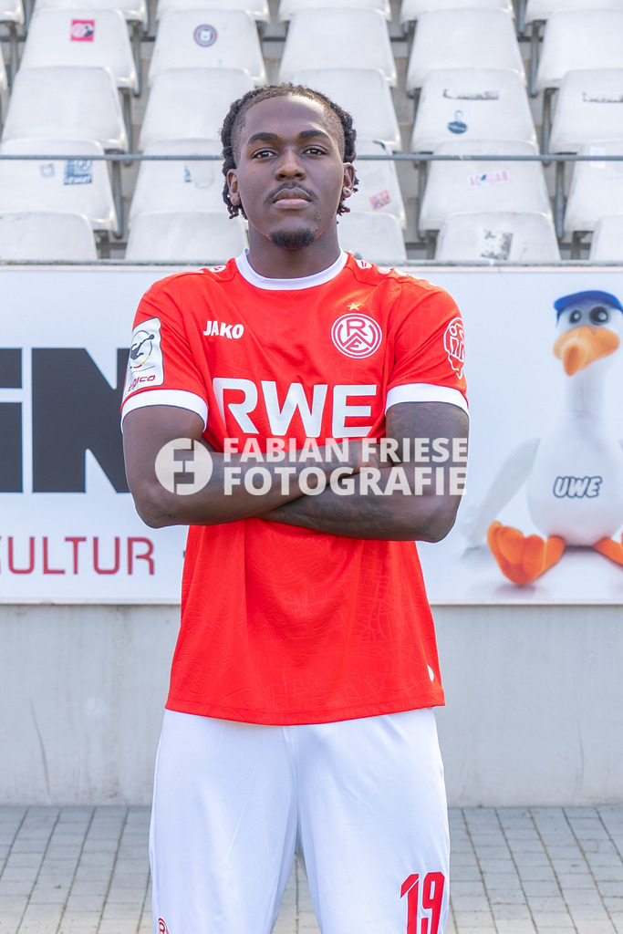 Rot-Weiss Essen; 3. Liga, Portraettermin 2026/2027, Foto: Eibner-Pressefoto/Fabian Friese | Franci Bouebari (Rot-Weiss Essen, #19),Rot-Weiss Essen; 3. Liga, Portraettermin 2026/2027, Foto: Eibner-Pressefoto/Fabian Friese - Realisiert mit Pictrs.com