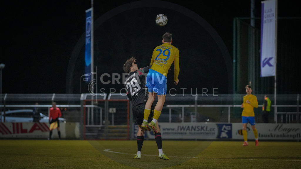 Fußball, Herren, Saison 2025/2026, Regionalliga Nordost, 20. Spieltag, FSV 63 Luckenwalde vs. 1.FC Magdeburg II, Mittwoch 04.03.2026, Werner-Seelenbinder-Stadion Luckenwalde, | Fußball, Herren, Saison 2025/2026, Regionalliga Nordost, 20. Spieltag, FSV 63 Luckenwalde vs. 1.FC Magdeburg II, Mittwoch 04.03.2026, Werner-Seelenbinder-Stadion Luckenwalde, Im Bild: Tim Giesen (l. Magdeburg) und Simon Gollnack (r. Luckenwalde) - Realisiert mit Pictrs.com