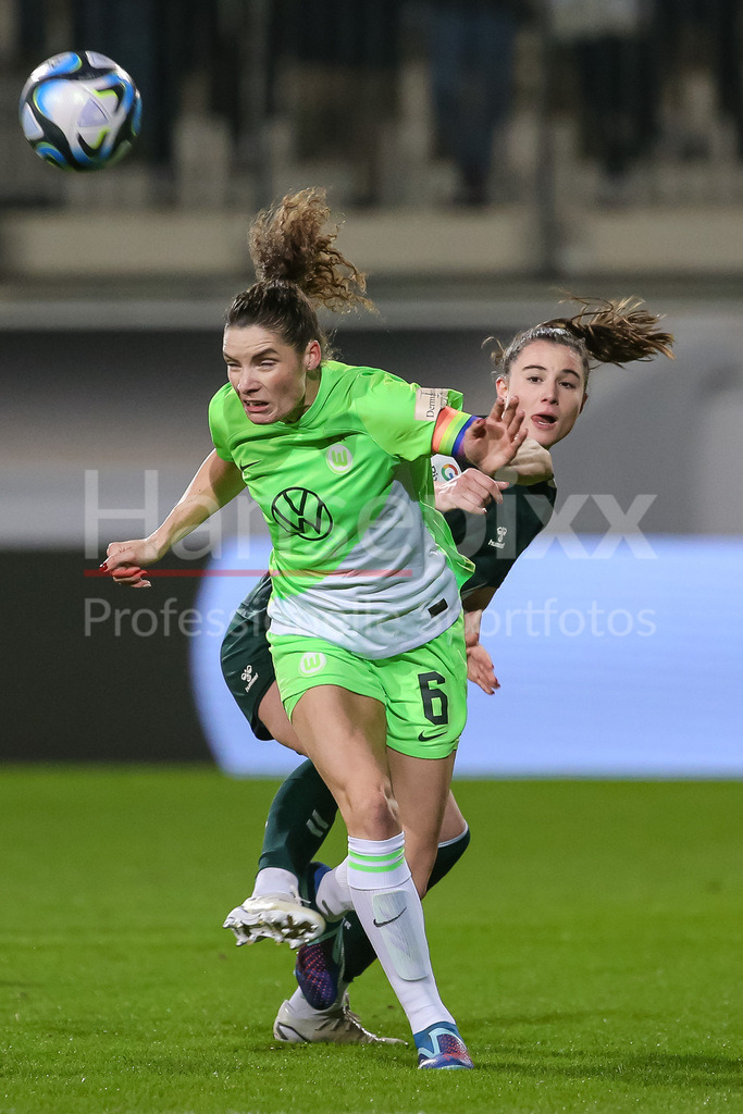 Fussball, Google Pixel Frauen-Bundesliga, VfL Wolfsburg - SV Werder Bremen | v.li.: Dominique Janssen (VfL Wolfsburg, 6) und Chiara Hahn (SV Werder Bremen, 21) im Kopfballduell, Kopfball, Zweikampf, Action, Aktion, Spielszene, DIE DFB-RICHTLINIEN UNTERSAGEN JEGLICHE NUTZUNG VON FOTOS ALS SEQUENZBILDER UND/ODER VIDEOÄHNLICHE FOTOSTRECKEN. DFB REGULATIONS PROHIBIT ANY USE OF PHOTOGRAPHS AS IMAGE SEQUENCES AND/OR QUASI-VIDEO.