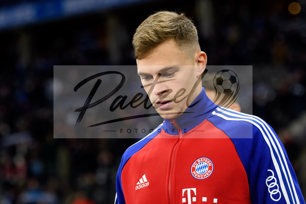 BSCFCB20220123_229 | Fussball, Herren: Joshua Kimmich (FC Bayern Muenchen) schaut bei dem Spiel der 1. Bundesliga zwischen Hertha BSC und FC Bayern Muenchen im Olypiastadion am 23.01.2022 in Berlin, Deutschland.DFB / DFL REGULATIONS PROHIBIT ANY USE OF PHOTOGRAPHS AS IMAGE SEQUENCES AND/OR QUASI-VIDEO. - Realisiert mit Pictrs.com