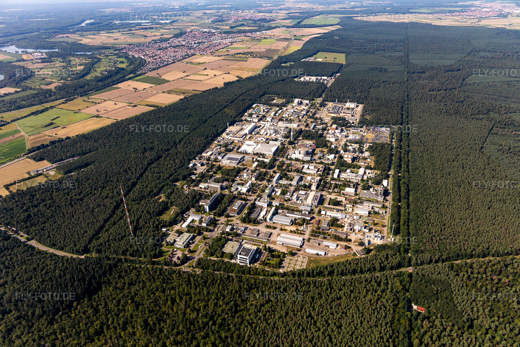 Luftbild: Forschungs- Gebäude und Bürokomplex des KIT Campus Nord (früher Kernforschungszentrum Karlsruhe). im Ortsteil Leopoldshafen in Eggenstein-Leopoldshafen im Bundesland Baden-Württemberg in Deutschland. Foto: IMG_128025.jpg vom 12.08.2021 durch Werner Riehm/FLY-FOTO.de