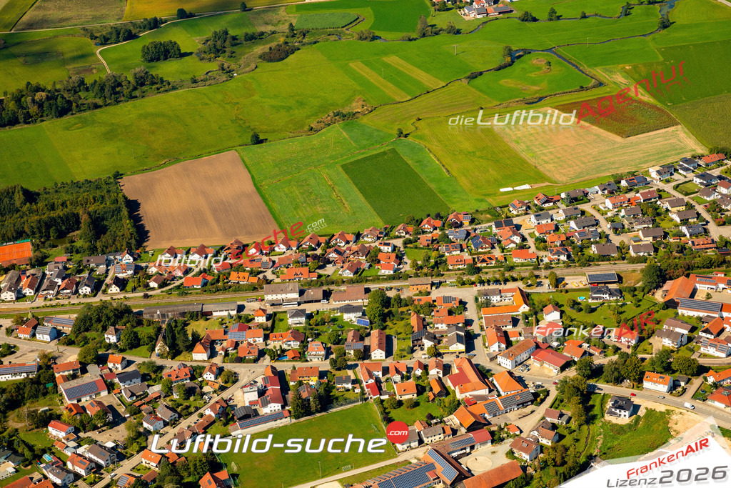 Das Luftbild zeigt :  Laberweinting - Die Luftaufnahme wurde 2023 vom UL-Flugzeug aus erstellt ( keine Drohne ) - Hochauflösende Luftaufnahme - Für grossformatige Ausdrucke geeignet. Die Geschenkidee !Mit Lizenz und Bildrechte bestellbar