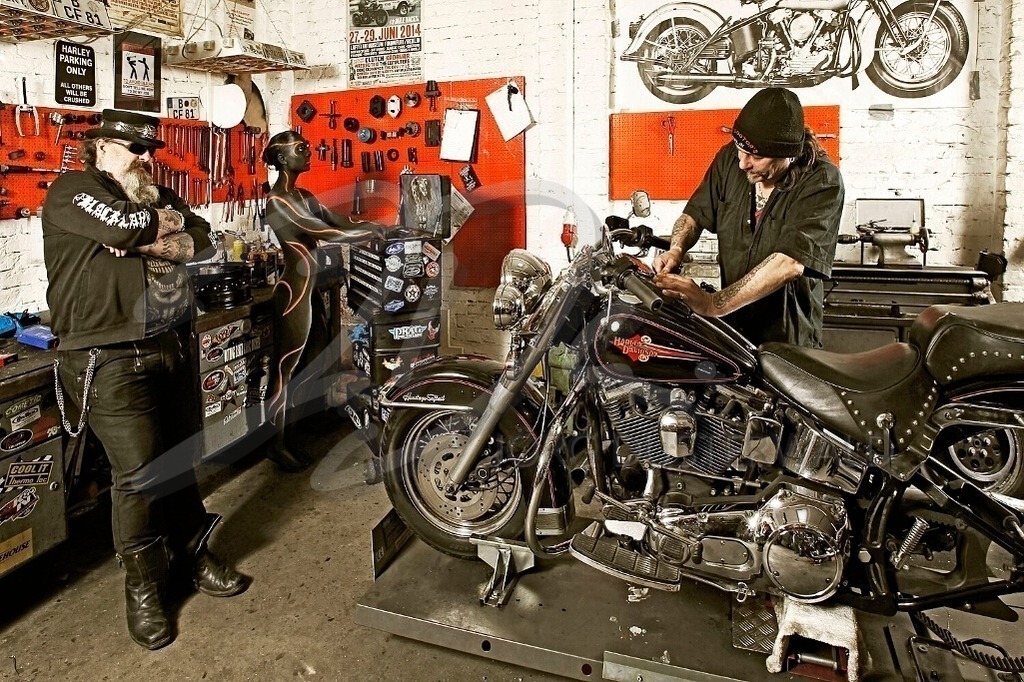 WorkingArt-ZWEIRADMECHANIKER_7354 | #002 | Modell: Sonia | Location: H&amp;D Doctor's Berlin | Foto: Tschiponnique Skupin - Realisiert mit Pictrs.com