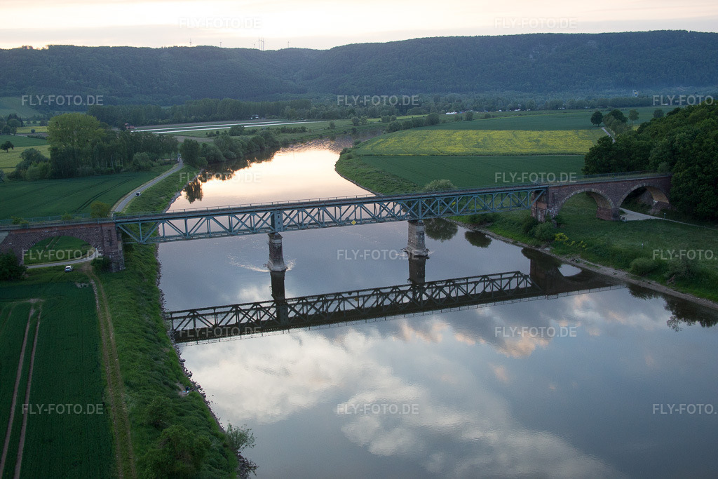 Luftbild: Kennedybrücker für die Eisenbahn über die Weser im Ortsteil Wehrden in Beverungen im Bundesland Nordrhein-Westfalen in Deutschland. Foto: IMG_079614.jpg vom 24.05.2015 durch Werner Riehm/FLY-FOTO.de