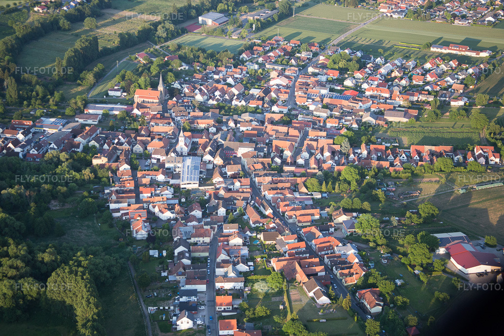 Luftbild: Ortsansicht der Straßen und Häuser der Wohngebiete im Ortsteil Billigheim in Billigheim-Ingenheim im Bundesland Rheinland-Pfalz in Deutschland. Foto: IMG_080359.jpg vom 05.06.2015 durch Werner Riehm/FLY-FOTO.de