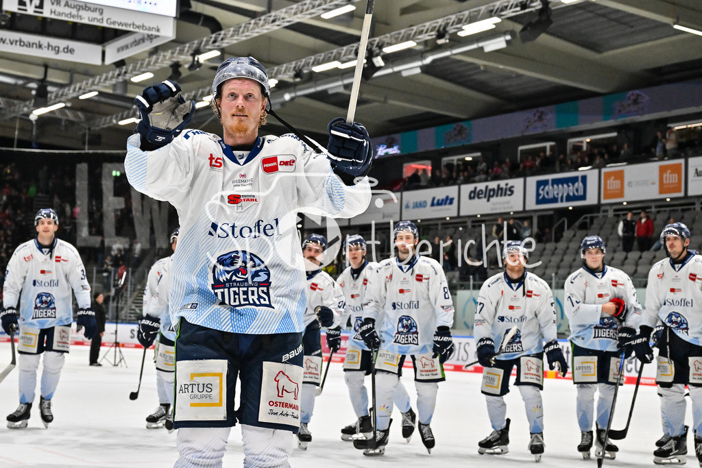 Augsburger Panther - Straubing Tigers | Augsburg, DEUTSCHLAND - 14. NOVEMBER: die Spieler der Tigers bedanken sich bei den mitgereisten Fans nach dem Auswärtssieg in Augsburg nach dem Ligaspiel zwischen den Augsburger Panthern und den Straubing Tigers am 18. Spieltag der Penny DEL im Curt Frenzel Stadion am 14.11.2025 / Feiern / Wade ALLISON (Straubing Tigers 88)