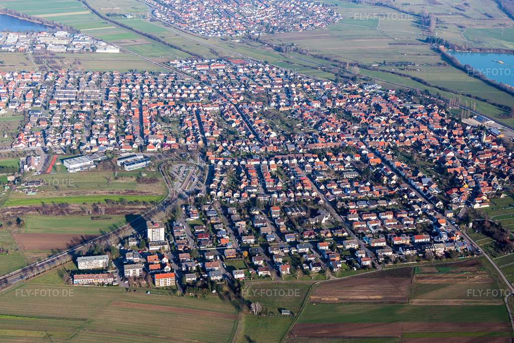 Luftbild: Ortsansicht der Straßen und Häuser der Wohngebiete im Ortsteil Spöck in Stutensee im Bundesland Baden-Württemberg in Deutschland. Foto: IMG_085318.jpg vom 19.12.2015 durch Werner Riehm/FLY-FOTO.de