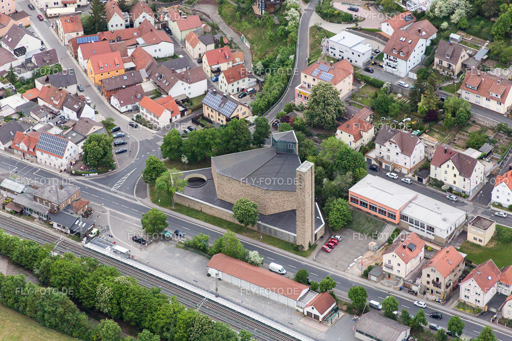 Kirchengebäude der Evangelischen Kirche | Luftbild: Kirchengebäude der Evangelischen Kirche in Schonungen im Bundesland Bayern in Deutschland. Foto: IMG_078987.jpg vom 14.05.2015 durch Werner Riehm/FLY-FOTO.de - Realisiert mit Pictrs.com