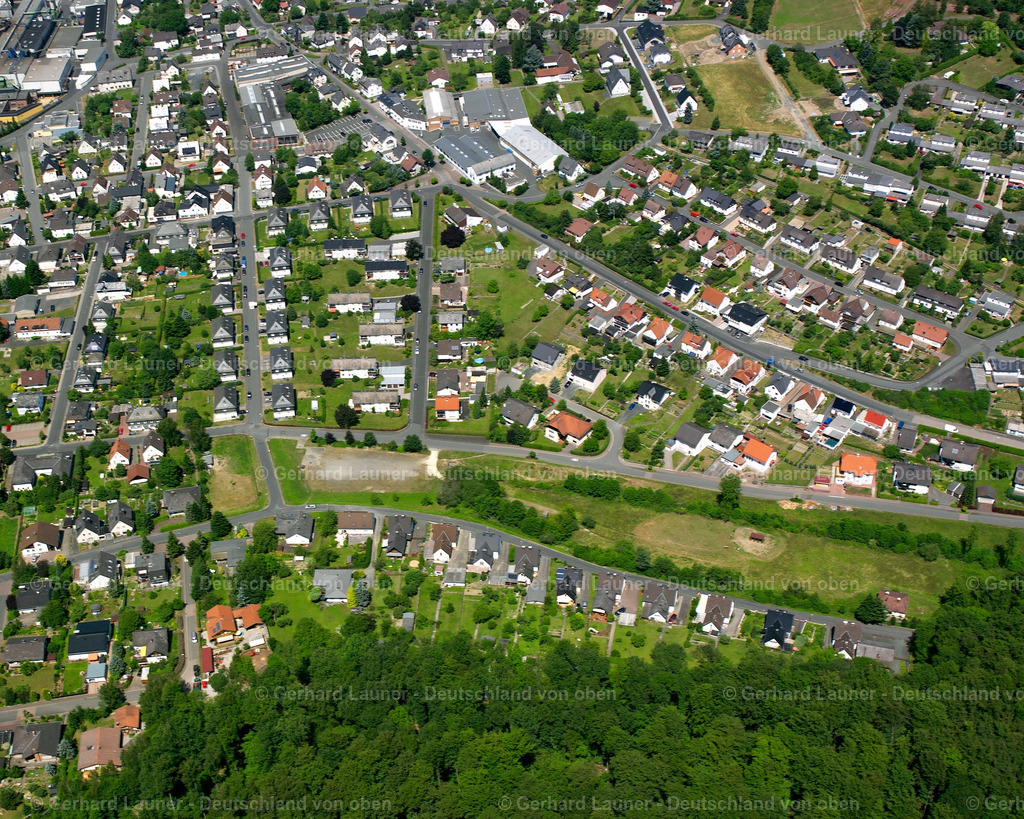 2610672 | Sinn 09.06.2006 Von Wald und Forstgebieten umgebener Ortskern der Straßen und Häuser und Wohngebiete in Fleisbach im Bundesland Hessen, Deutschland // Surrounded by forest and forest areas center of the streets and houses and residential areas in Fleisbach in the state Hesse, Germany Foto: Gerhard Launer