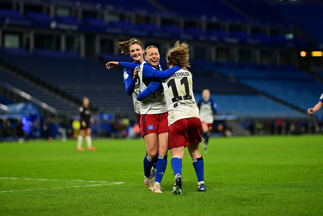 Fußball I Frauen I Saison 2025-2026 I DFB-Pokal I Achtelfinale I Hamburger SV - Bayer 04 Leverkusen I 16846 | Jubel, Begeisterung, Enthusiasmus, Euphorie, Freude, Glücksgefühl, Heiterkeit bei: Hamburger SV Frauen und Sophie Hillebrand (22, Hamburger SV) die Torschützin - Realisiert mit Pictrs.com