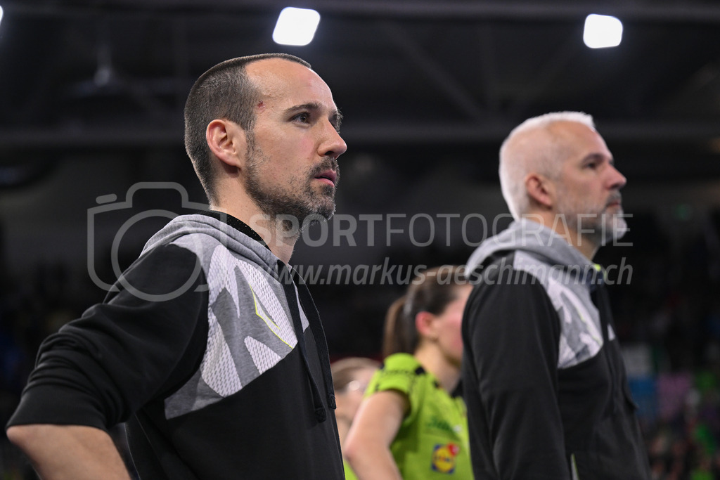 Kloten-Dietlikon Jets vs Skorpion Emmental Zollbrück - 15. April 2023 | 15.04.2023, Kloten, stimo arena, Swiss Unihockey Superfinal Frauen: Kloten-Dietlikon Jets - UHV Skorpion Emmental, Headcoach Lukas Schüepp (Skorpion Emmental Zollbrück). - Realisiert mit Pictrs.com