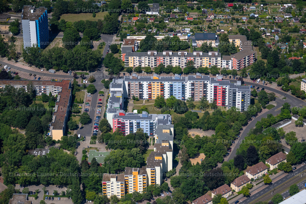 4036016 | BRAUNSCHWEIG 31.07.2020 Hochhäuser im Wohngebiet einer industriell gefertigten Plattenbau- Siedlung an der Recknitzstraße im Ortsteil Weststadt in Braunschweig im Bundesland Niedersachsen, Deutschland. // Skyscrapers in the residential area of industrially manufactured settlement on street Recknitzstrasse in the district Weststadt in Brunswick in the state Lower Saxony, Germany. Foto: Gerhard Launer