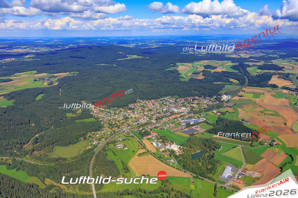 Die Luftaufnahme der Stadt Neusorg wurde 2017 vom Flugzeug heraus erstellt ( keine Drohne )- hohe Auflösung für beste Qualität