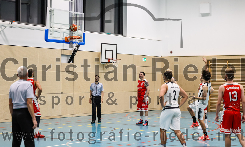 2022-12-03_075_TSV_Vaterstetten_gegen_TG_Landshut | Vaterstetten, Deutschland, 03.12.2022:
Basketball, Bayernliga Herren Südost 2022 / 2023, 7. Spieltag, TSV Vaterstetten gegen TG Landshut, Endergebnis: 71:78

Paul Ruja (TG Landshut, #5), Christian Balszuweit (TSV Vaterstetten, #2), +v

Foto: Christian Riedel / fotografie-riedel.net