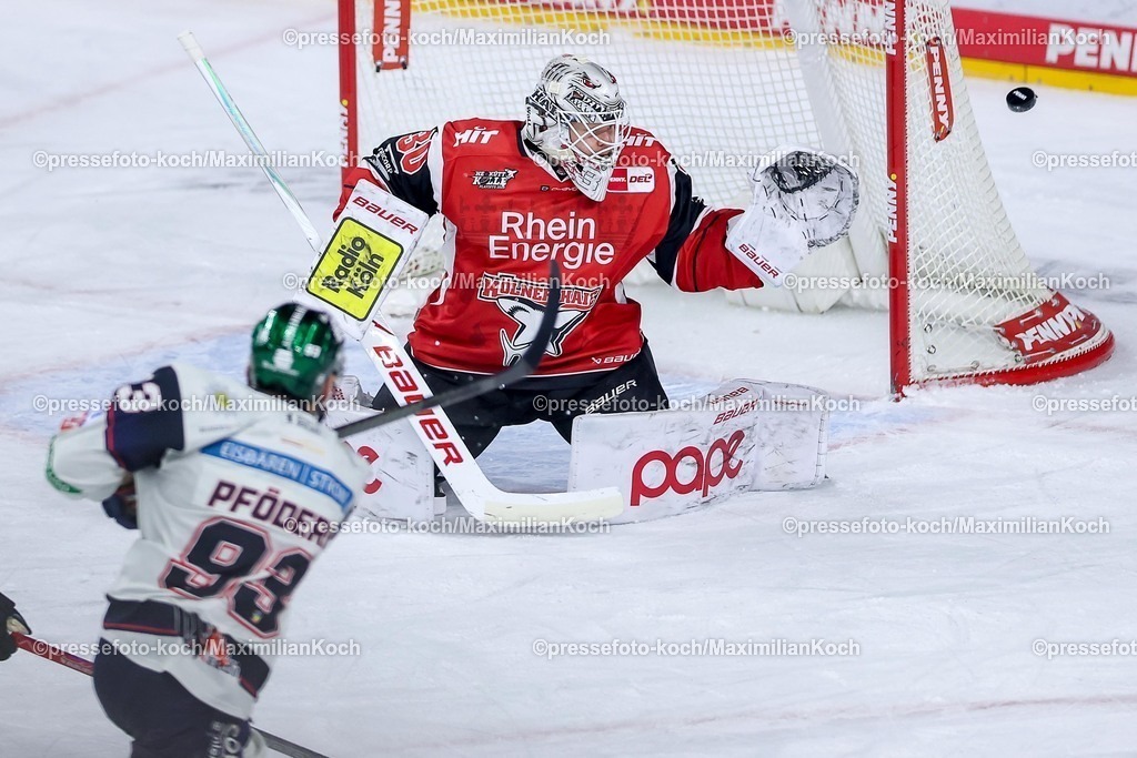 KEC20042601035 | 20.04.2026, Eishockey, DEL Halbfinale Play-Offs, Kölner Haie - Eisbären Berlin, Spiel 6, Lanxess-Arena Köln: Goalie Janne Juvonen (Kölner Haie #30) verteidigt gegen Leo Pföderl (Eisbären Berlin #93) 