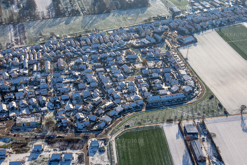 Luftbild: Neubaugebiet K2 im Winter bei Schnee in Kandel im Bundesland Rheinland-Pfalz in Deutschland. Foto: IMG_135394.jpg vom 16.12.2022 durch Werner Riehm/FLY-FOTO.de