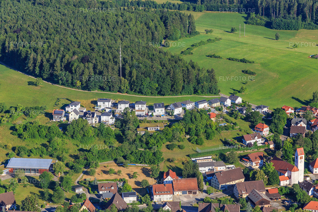 Neubaugebiet Am Glöckenberg | Luftbild: Neubaugebiet Am Glöckenberg im Ortsteil Weilersbach in Villingen-Schwenningen im Bundesland Baden-Württemberg in Deutschland. Foto: IMG_149255.jpg vom 29.06.2025 durch ©2025 Werner Riehm fly-foto.de/copyright - Realisiert mit Pictrs.com