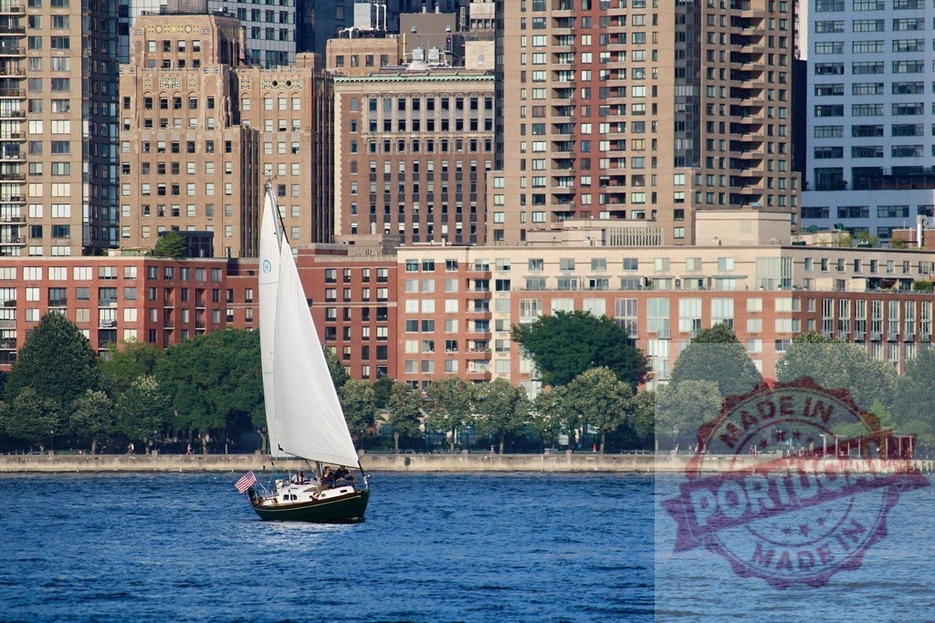 Sailboat cruising Hudson River with New York City skyline | Sailboat sailing on the Hudson River with the urban New York City skyline in the background - Realized with Pictrs.com