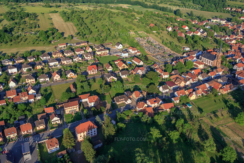 Aerial view: Rue de Wingen and Rue Steinacker in Lembach in the state Bas-Rhin, France. – Photo: IMG_080274.jpg taken on 06/05/2015 by Werner Riehm/FLY-FOTO.com – Resolution of the original: 5472 x 3648 px