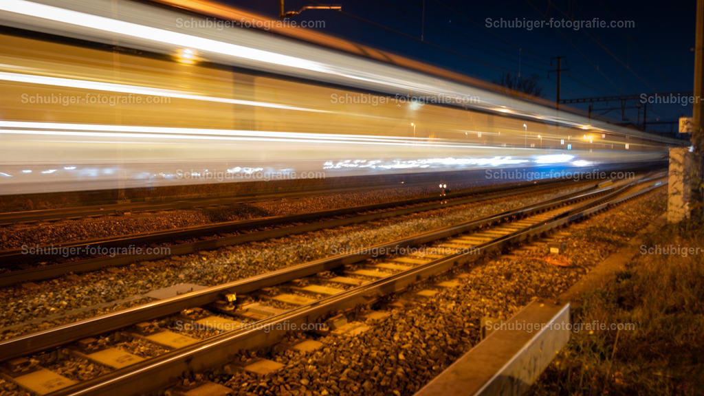 Fahrender Zug | Fahrender Zug in der Nacht - Realisiert mit Pictrs.com