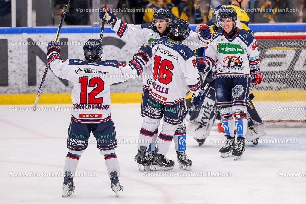 BFX27012601067 | 27.01.2026, Eishockey, Metal Ligaen Denmark, Herning Blue Fox - Frederikshavn White Hawks, KVIK Hockey Arena in Herning, Dänemark: Torjubel nach dem Tor zum 1:0 durch Torschütze Mikkel Bertelsen&nbsp;(RW/LW) (Frederikshavn White Hawks #05) zusammen mit   Maurizio Colella (Frederikshavn White Hawks #16) Rasmus Sondergaard&nbsp;(D) (Frederikshavn White Hawks #12) Alexander Lunsjö&nbsp;(LW) (Frederikshavn White Hawks #56) 