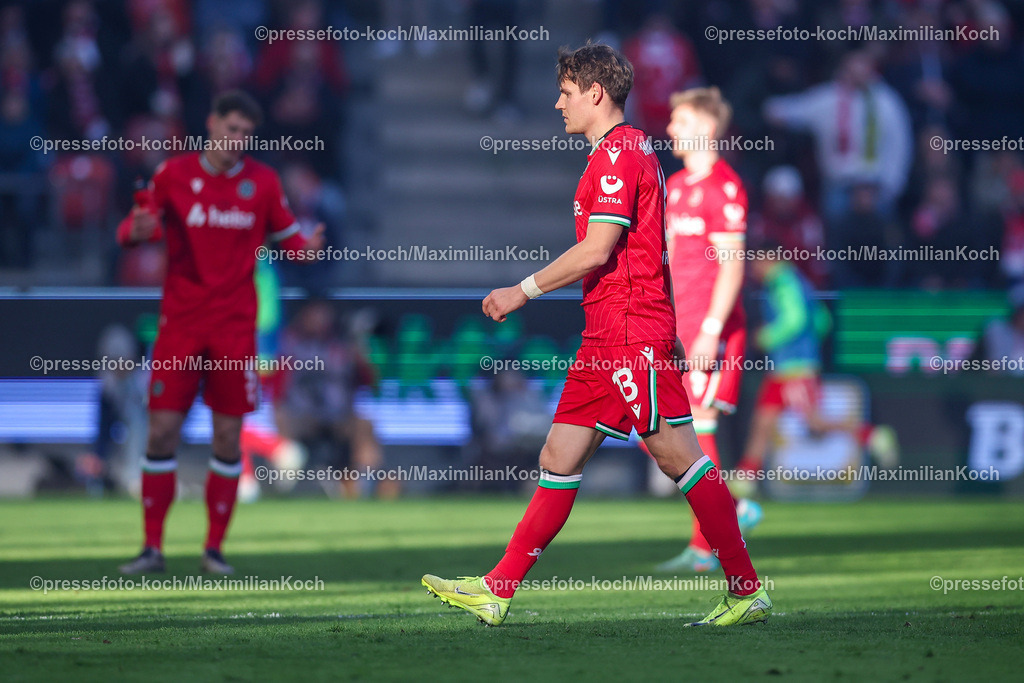 1FC30112401064 | 30.11.2024, Fußball, 1. FC Köln - Hannover 96, 2. Fußball Bundesliga, RheinEnergieSTADION, Saison 2024 2025: Platzverweis Rote Karte für Max Christiansen (Hannover #13) DFB regulations prohibit any use of photographs as image sequences and or quasi-video.