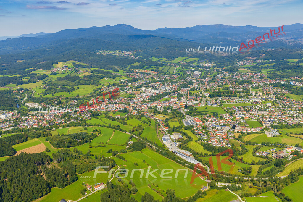 schrägluftbild-zwiesel-luftbild-bestellen-5267-jahr-2025 | Luftaufnahme von  Zwiesel - Die Luftaufnahme wurde 2025 vom UL-Flugzeug heraus erstellt ( keine Drohne ) - Hochauflösende Luftaufnahme - für professionelle Ausdrucke geeignet. Die Geschenkidee !Mit Lizenz und Bildrechte bestellbar