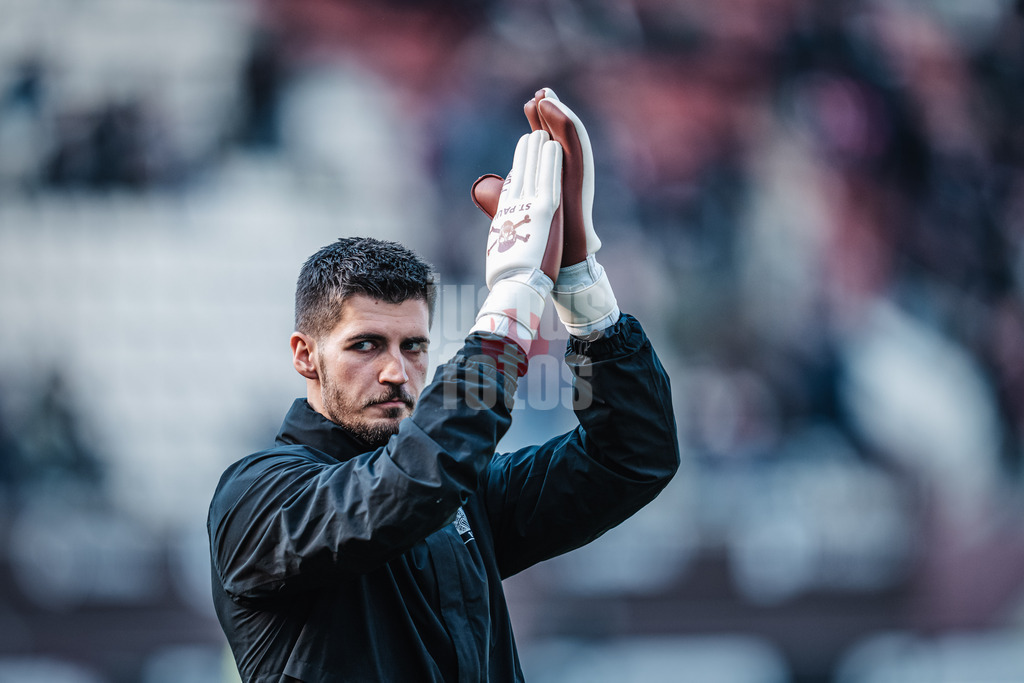 Fußball | Männer | Saison 2023/2024 | 2. Fußball-Bundesliga | 31. Spieltag | FC St. Pauli vs. FC Hansa Rostock | 26.04.2024 | Nikola Vasilj (#22, FC St. Pauli) applaudiert den Fans vor dem Spiel