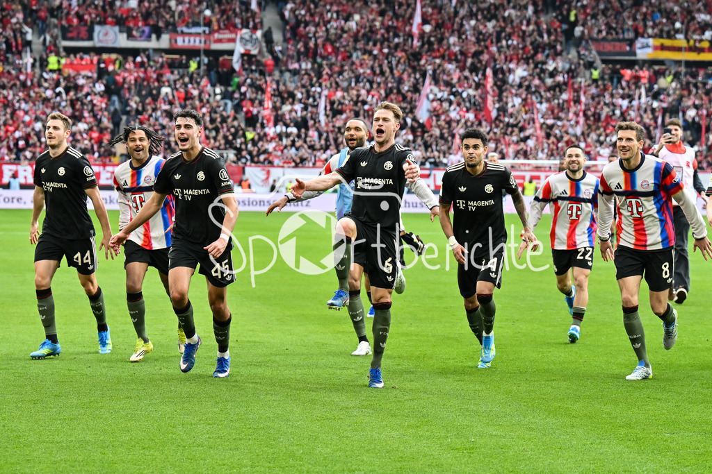 SC Freiburg - FC Bayern München | FREIBURG, GERMANY - 04. APRIL: die Spieler der Gäste feiern zusammen mit den Fans den 2-3 Auswärtssieg in Freiburg während dem Bundesligamatch zwischen dem SC Freiburg und dem FC Bayern München am 28. Spieltag im Europa-Park Stadion / DFL REGULATIONS PROHIBIT ANY USE OF PHOTOGRAPHS AS IMAGE SEQUENCES AND/OR QUASI-VIDEO / Josip STANISIC (FC Bayern Munich 44), Aleksandar PAVLOVIC (FC Bayern Munich 45), Joshua KIMMICH (FC Bayern Munich 6), Leon GORETZKA (FC Bayern Munich 8)