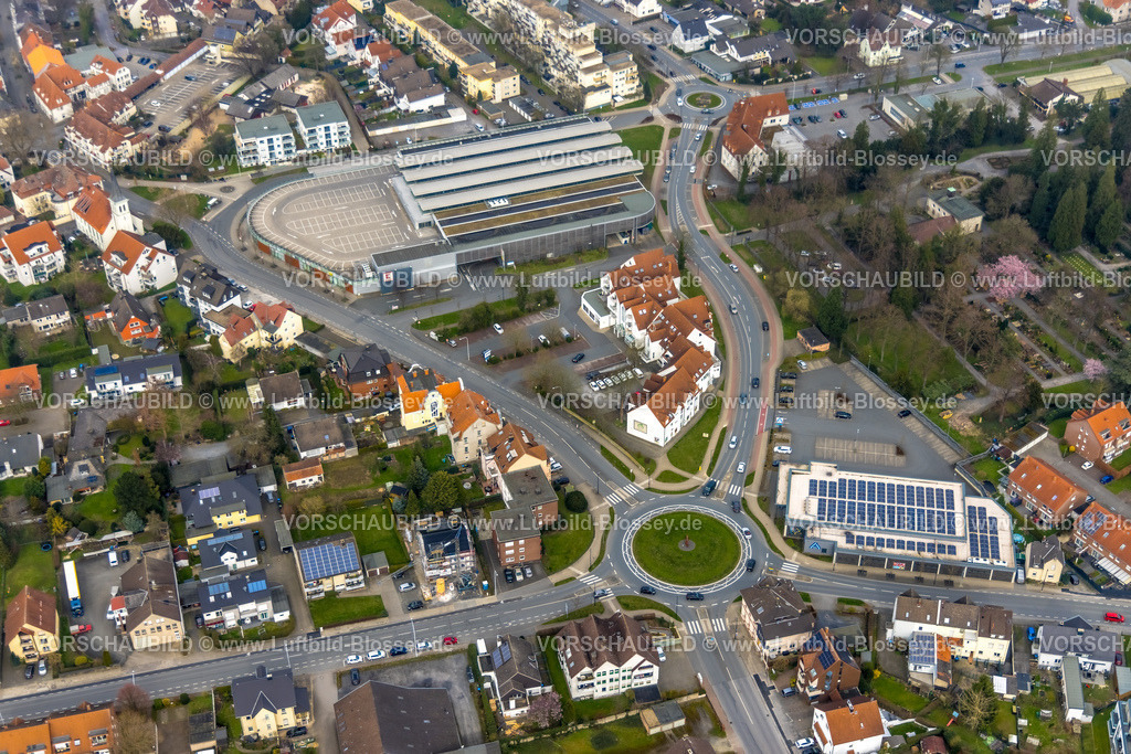 Werl240308138 | Luftbild, Kaufland Werl Supermarkt mit Parkdeck, Kreisverkehr und Wohngebiet am Wald mit Parkfriedhof, Werl, Nordrhein-Westfalen, Deutschland