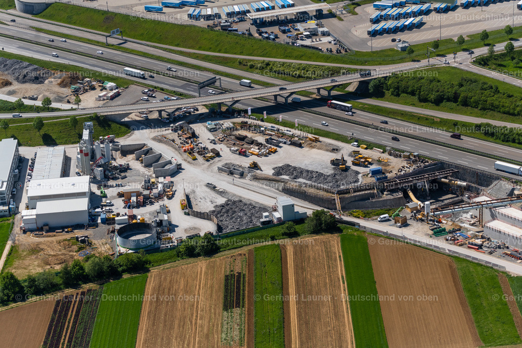 4045648 | STUTTGART 31.05.2021 Baustelle mit Tunnelführungsarbeiten für die Streckenführung und den Verlauf " Flughafentunnel " parallel zum Verlauf der Autobahn BAB A8 im Ortsteil Plieningen in Stuttgart im Bundesland Baden-Württemberg, Deutschland. Weiterführende Informationen bei: GBI Gackstatter Beratende Ingenieure GmbH,  Max Bögl Bauservice GmbH &amp; Co. KG,  Vössing Ingenieurgesellschaft mbH. // Construction site with tunneling work for the route and the "airport tunnel" course parallel to the course of the A8 motorway in the Plieningen district of Stuttgart in the state Baden-Wuerttemberg, Germany. Further information at: GBI Gackstatter Beratende Ingenieure GmbH,  Max Boegl Bauservice GmbH &amp; Co. KG,  Voessing Ingenieurgesellschaft mbH. Foto: Gerhard Launer