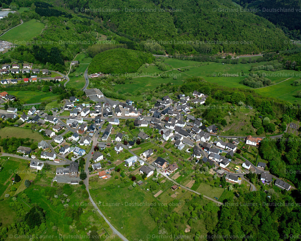 2610332 | TRINGENSTEIN 09.06.2006 Von Wald und Forstgebieten umgebener Ortskern der Straßen und Häuser und Wohngebiete in Tringenstein im Bundesland Hessen, Deutschland // Surrounded by forest and forest areas center of the streets and houses and residential areas in Tringenstein in the state Hesse, Germany Foto: Gerhard Launer