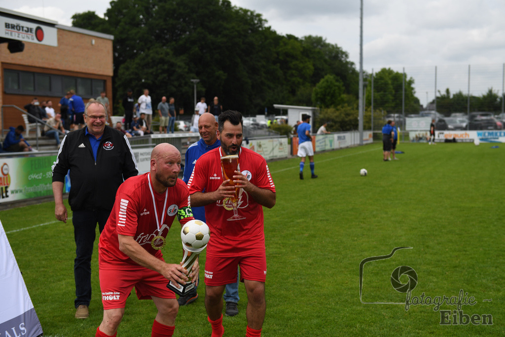 SV Brake Ü40-BW Bümmerstede (Ü40) | Kreispokal Finale Jade-Weser-Hunte Ü40; SV Brake Ü40 (rot)-BW Bümmerstede Ü40 (weiß) am 15.06.2025 in Rastede (Sportanlage Köttersweg), Photo: Philip Eiben 2025 - Realisiert mit Pictrs.com