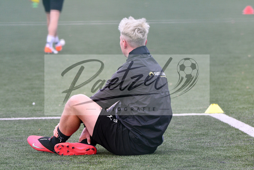 20200131_TRAOSN_0122 | Fußball, Herren: Niklas Schmidt (VfL Osnabrueck) schaut waehrend der Trainingseinheit des VfL Osnabrueck im Sportpark Illoshoehe am 31.01.2020 in Osnabrueck, Deutschland. - Realisiert mit Pictrs.com