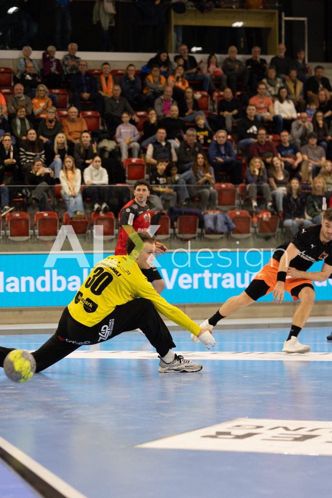 Handballen I Herren I Saison 2025-2026 I Quickline Handball League 2026 | Men I 18. Spieltag I Pfade Winterthur - Kadetten Schaffhausen I 20.12.2025 | 30 Leonard Grazioli (Pfadi Winterthur) – Torhüter I 6 Odinn Rikhardsson (Kadetten Schaffhausen) - Flügel rechts - Realisiert mit Pictrs.com