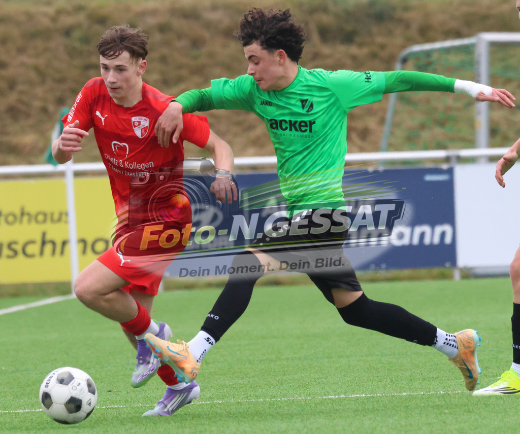 SV Rödinghausen - FC Iserlohn | Auf dem Bild zu sehen: grün SV Rödinghausen: Cristiano Möller ; rot FC Iserlohn: Maximilian Tobola SV Rödinghausen, FC Iserlohn, Saison 25/26, B-Jugend Westfalenliga, Deutschland - Realisiert mit Pictrs.com