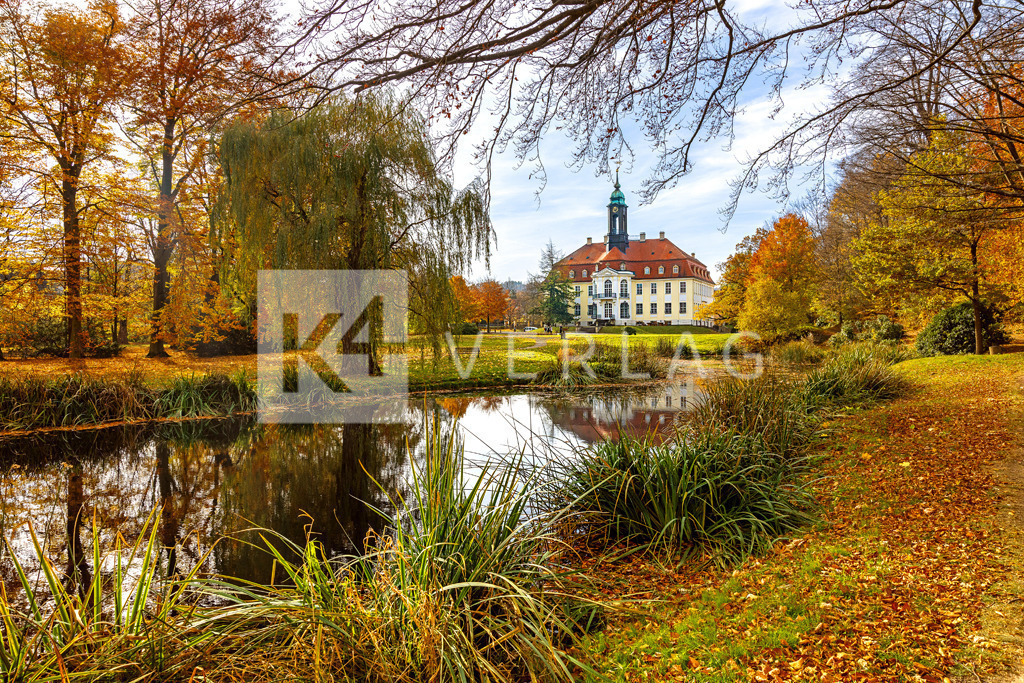 Wandbild-Schloss-Reinhardtsgrimma-Herbst-0U3A8675 | Schloss Reinhardtsgrimma im Osterzgebirge in bunten Herbstfarben - Realisiert mit Pictrs.com