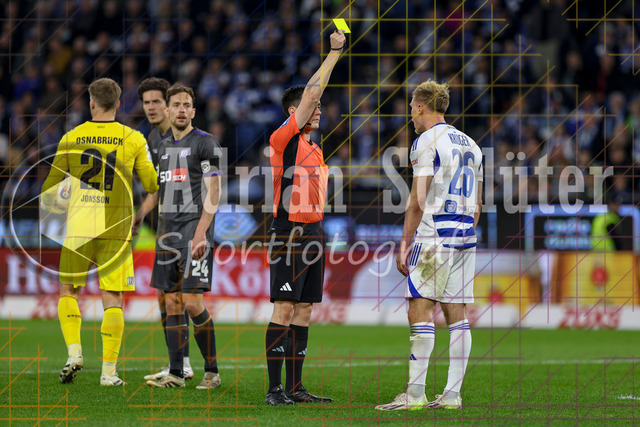 07.04.2026, GER, Fussball, Herren, 3. Liga, Saison 2025/2026, MSV Duisburg - VfL Osnabrück | Florian Krüger (MSV Duisburg) erhält die gelbe Karte von Schiedsrichter Nico Fuchs 
