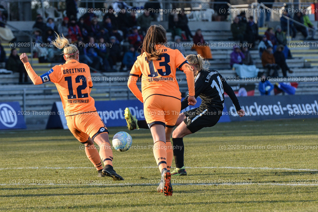 Fussball-BL Frauen 1. FFC Frankfurt vs. TSG 1899 Hoffenheim | Stephanie Breitner #12 (TSG 1899 Hoffenheim), Isabella Hartig #13 (TSG 1899 Hoffenheim), Groenen Jackie #14 (1.FFC Frankfurt); Fussball-BL Frauen 1. FFC Frankfurt vs. TSG 1899 Hoffenheim, Fussball-Bundesliga Frauen am 24.02.2018 im Stadion am Brentanobad in Frankfurt/Main, (Deutschland) - Realisiert mit Pictrs.com