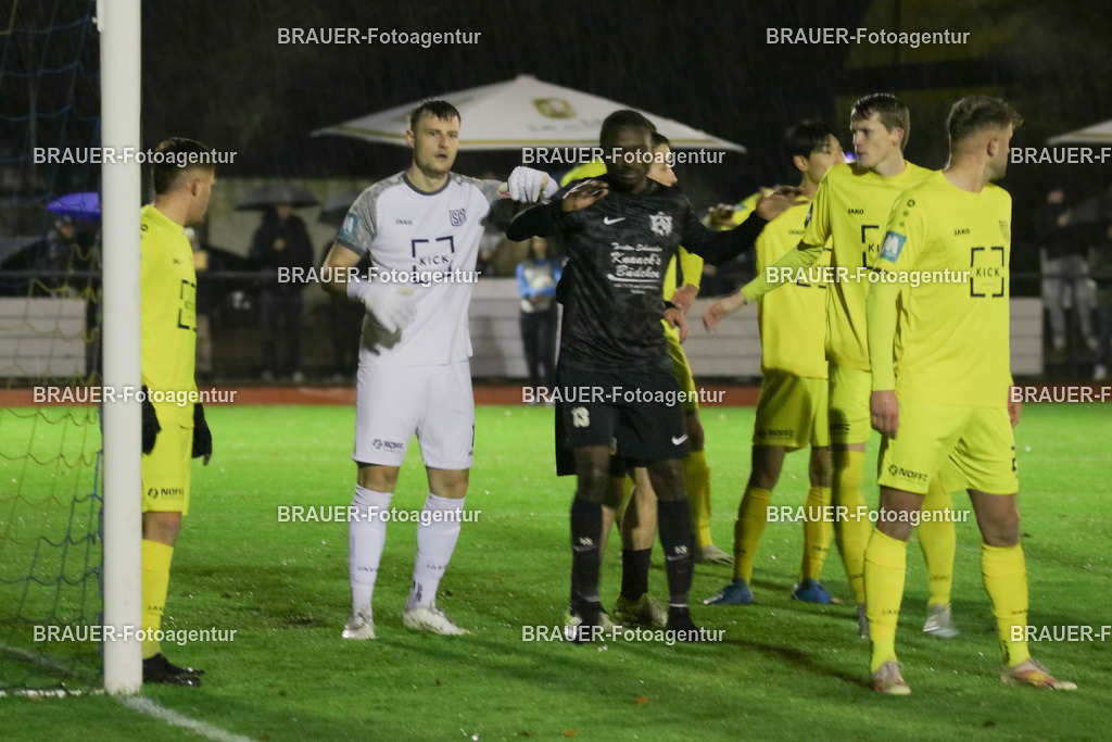 19.11.2025 SC St. Tönis - VfB Hilden | Tönisvorst, Deutschland, 20.11.2025: Simon Sell (SC St. Tönis) schaut während des Niederrheinpokal - Spiel zwischen SC St. Tönis und VfB Hilden am 20.11. 2025 im Tönisvorster YAYLA-Sportpark Jahn-Stadion in Tönisvorst, Deutschland. (Foto Ralph Görtz / Brauer-Fotoagentur)