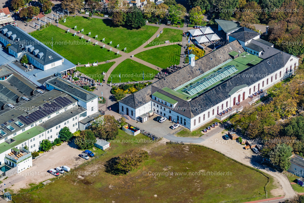 Norderney_Kurplatz_Konzertmuschel_ELS_7261050923 | NORDERNEY 05.09.2023 Kurgebiet und " Conversationshaus " auf Norderney am Kurplatz im Bundesland Niedersachsen, Deutschland. // Spa area and "Conversationshaus" on Norderney at Kurplatz in the state of Lower Saxony, Germany. Foto: Martin Elsen