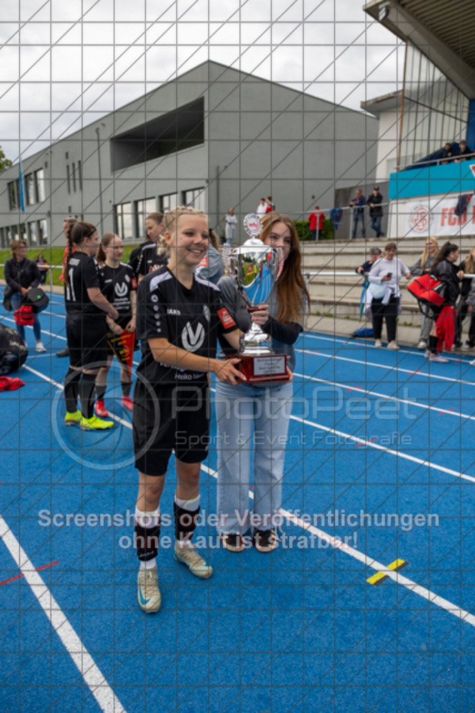 20250529_151712_2016 | #,  SGM Wendlingen-Ötlingen II (blau) vs. 1.FC Donzdorf II (schwarz), Fussball, Frauen-Bezirkspokal Finale Saison 2024/2025, Rasenplatz VfL Stadion Kirchheim, Jesinger Straße 105, 73230 Kirchheim, 29.05.2025 - 13:00 Uhr,Foto: PhotoPeet-Sportfotografie/Peter Harich