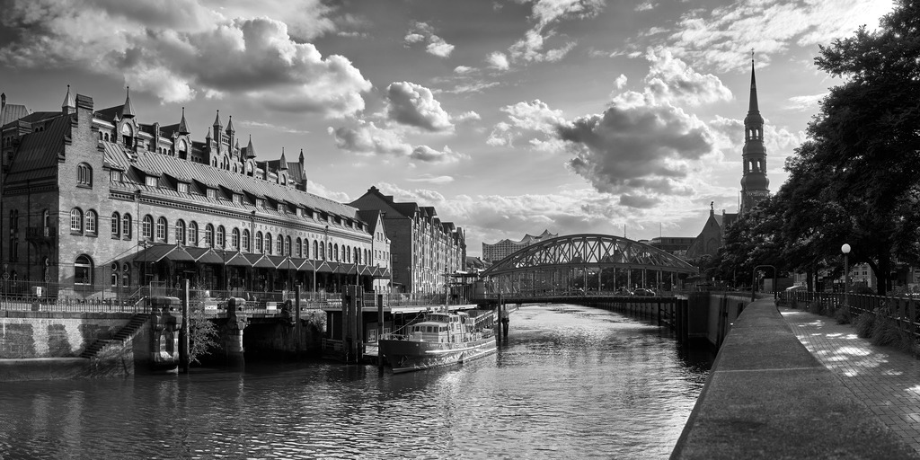 hamburg speicherstadt in schwarzweiss am zollmuseum bild auf leinwand | Kaufen Sie Hamburg Bilder und Hamburg Fotos auf Leinwand, Acrylglas, Alu-Dibond, oder als Poster in Hamburgs großer Onlinegalerie. Elbphilharmonie Bilder, Hamburger Hafen, Speicherstadt, Alster und viel mehr.