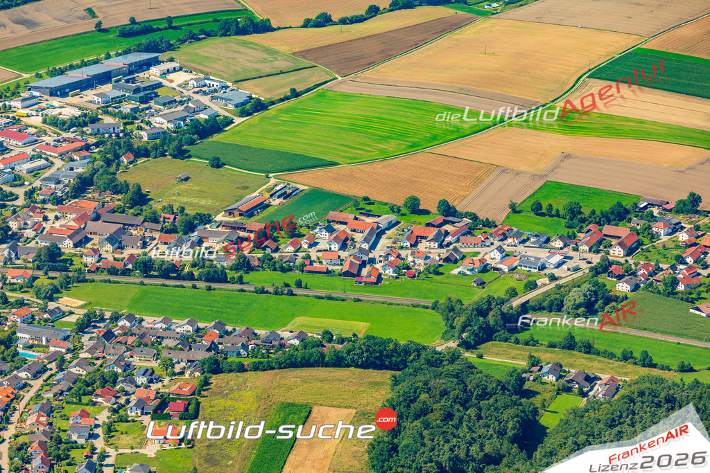 Schrägluftbild  Jellenkofen  Ergoldsbach - Das Luftbild wurde 2025 vom UL-Flugzeug heraus erstellt ( keine Drohne ) - Hochauflösende Luftaufnahme -Nicht vergleichbar mit Google Maps oder Satelittenbilder- Die Geschenkidee !Mit Lizenz und Bildrechte bestellbar