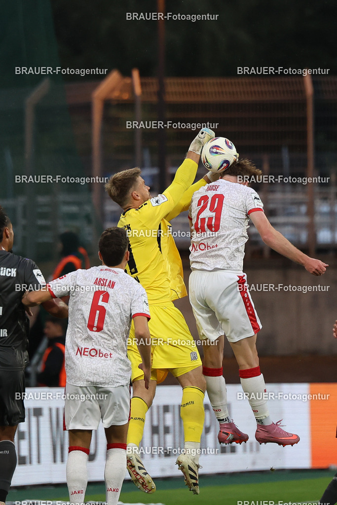 Rot-Weiss Essen - VFL Osnabrück | Essen, Deutschland, 17.09.2025 Niklas Sauter (VFL Osnabrück) und Jannik Mause  (Rot-Weiss Essen) im Kampf um den Ballwährend des 3.Liga Spiels zwischen  Rot-Weiss Essen und VFL Osnabrück am 17.09.2025 im Stadion an der Hafenstraße in Essen. (Foto von Timo Bluhmki-Schmidt/Brauer Fotoagentur