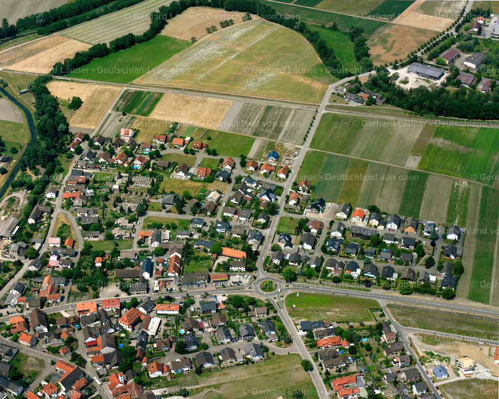 2526247 | Stollhofen RHEINMüNSTER 01.08.2005 Wohngebiets- Baustelle einer Mischbebauung mit Mehrfamilienhäusern und Einfamilienhäusern- Neubau an der  in Rheinmünster im Bundesland Baden-Württemberg, Deutschland // Residential area construction site of a mixed development with multi-family houses and single-family houses- New building at the  in Rheinmünster in the state Baden-Wuerttemberg, Germany Foto: Gerhard Launer