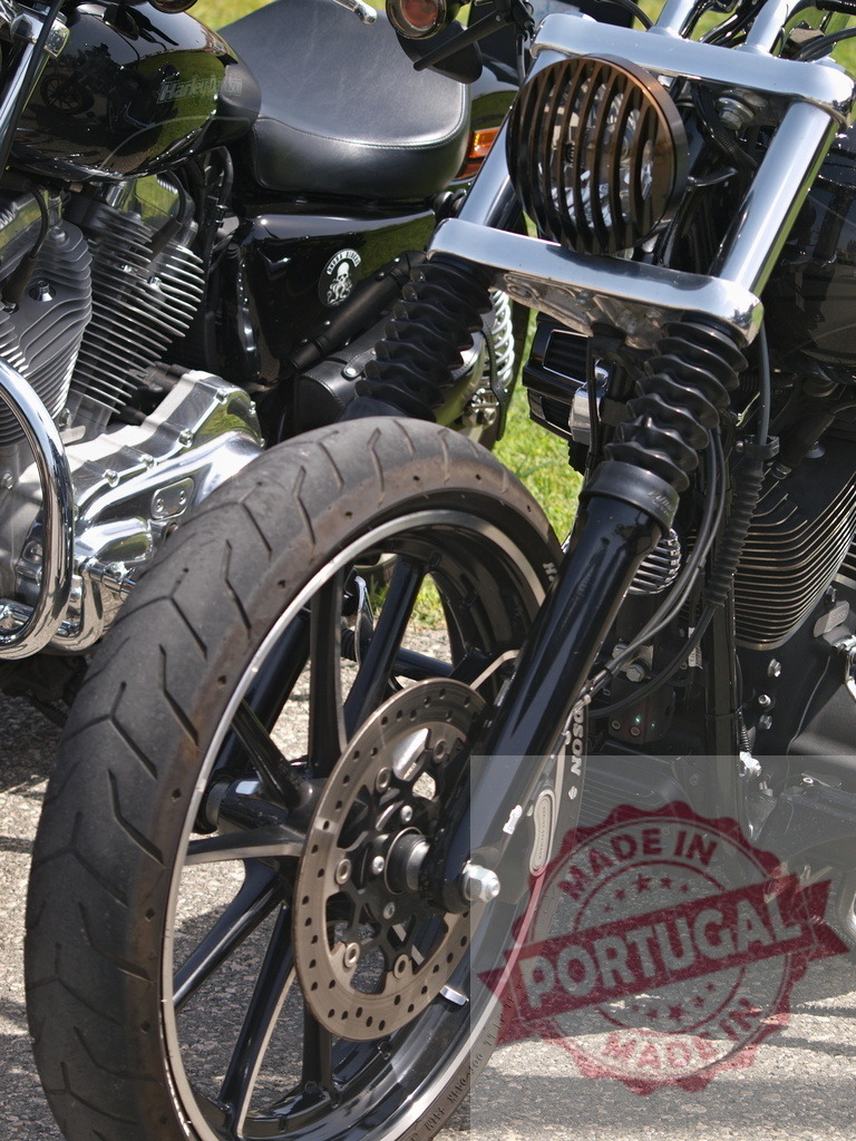 Harley-Davidson motorcycle front wheel and chrome engine | Black Harley-Davidson motorcycle with chrome details, front wheel, tire, and headlight - Realisiert mit Pictrs.com